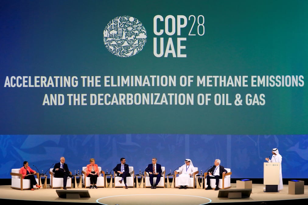Abdulla malek, chef de la strategie de transition energetique du bureau de l'envoye special des emirats arabes unis pour le changement climatique, s'adresse aux panelistes lors de la ceremonie d'ouverture de la journee de l'energie pendant la cop28 a dubai