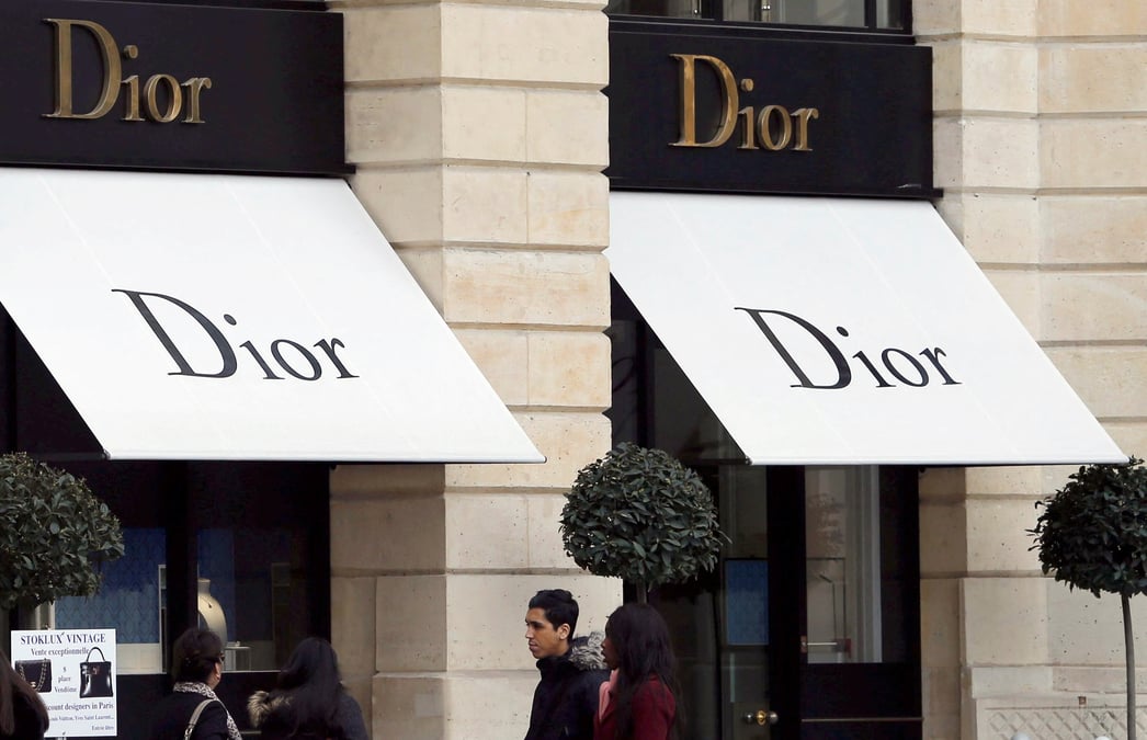 Photo d'archives: les logos de la marque dior a l'exterieur d'un magasin dior a paris