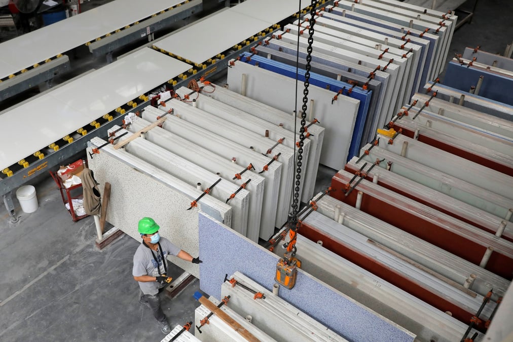 Un ouvrier dispose des dalles dans l'usine d'icestone, un fabricant de comptoirs et de surfaces en verre recycle, a new york