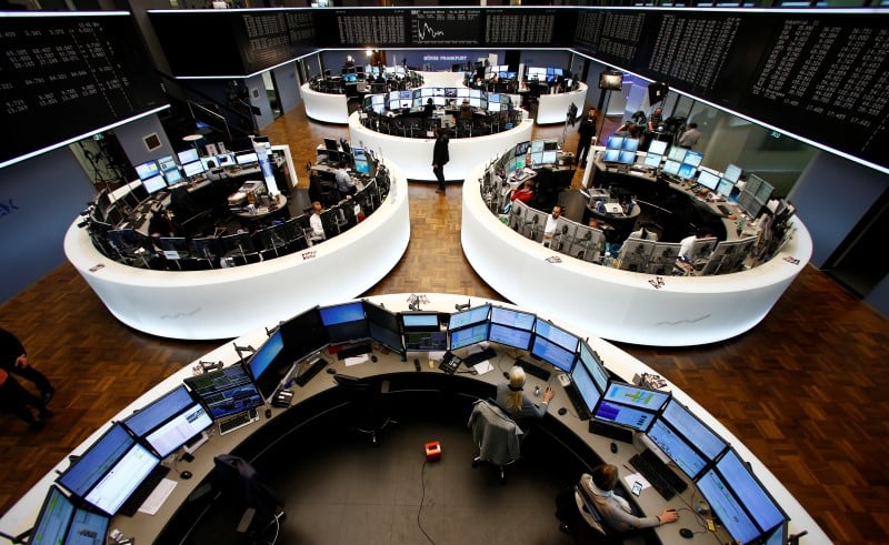 Les bourses europeennes dans le rouge a la mi-seance
