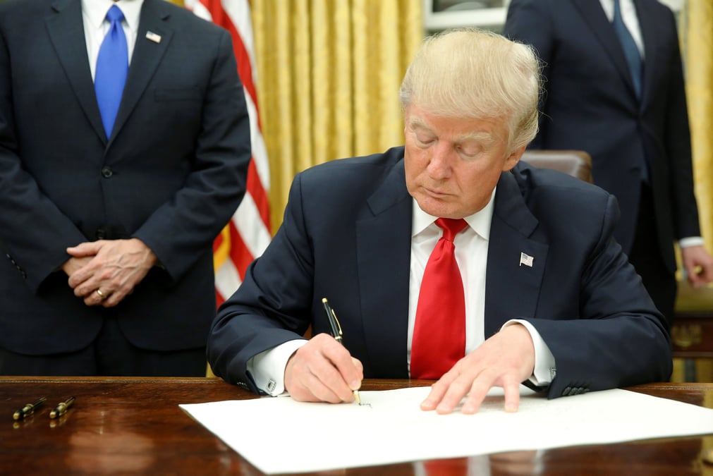 Donald trump signe un premier decret presidentiel sur l'obamacare