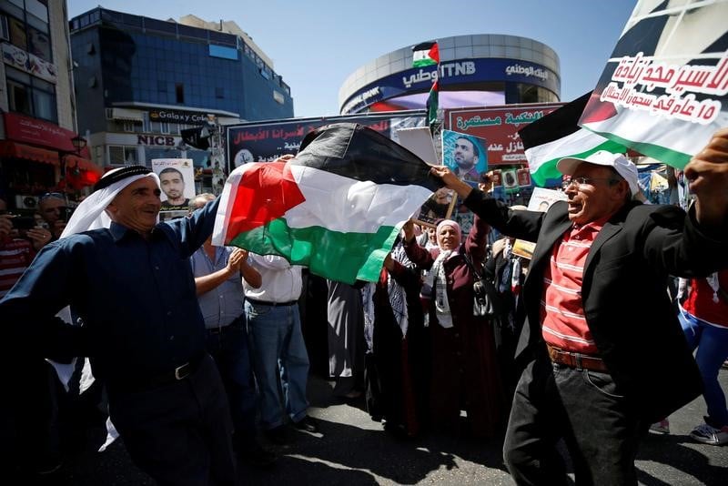 Des centaines de palestiniens suspendent leur greve de la faim