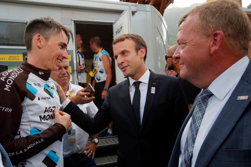 Emmanuel macron voit romain bardet vainqueur du tour de france