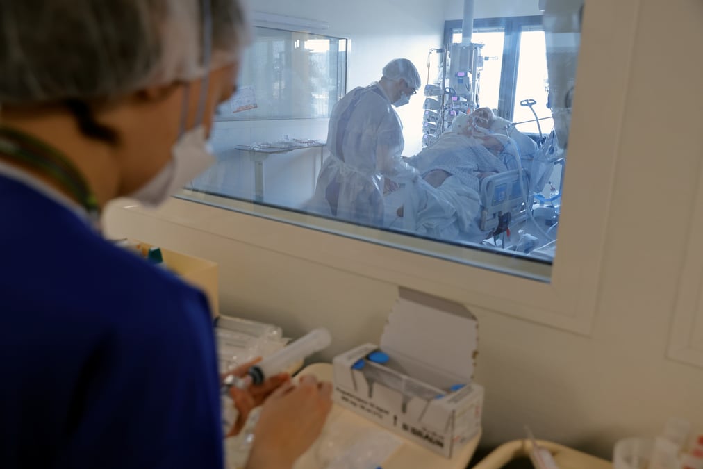 La france compte 3.330 patients soignes en reanimation a cause du covid