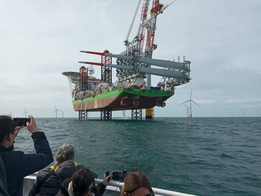 Deux pales attendent d'être raccordées à la turbine sur le navire belge "Innovation" affrété par le fabricant d'éoliennes Siemens Gamesa auprès de l'armateur belge Deme.