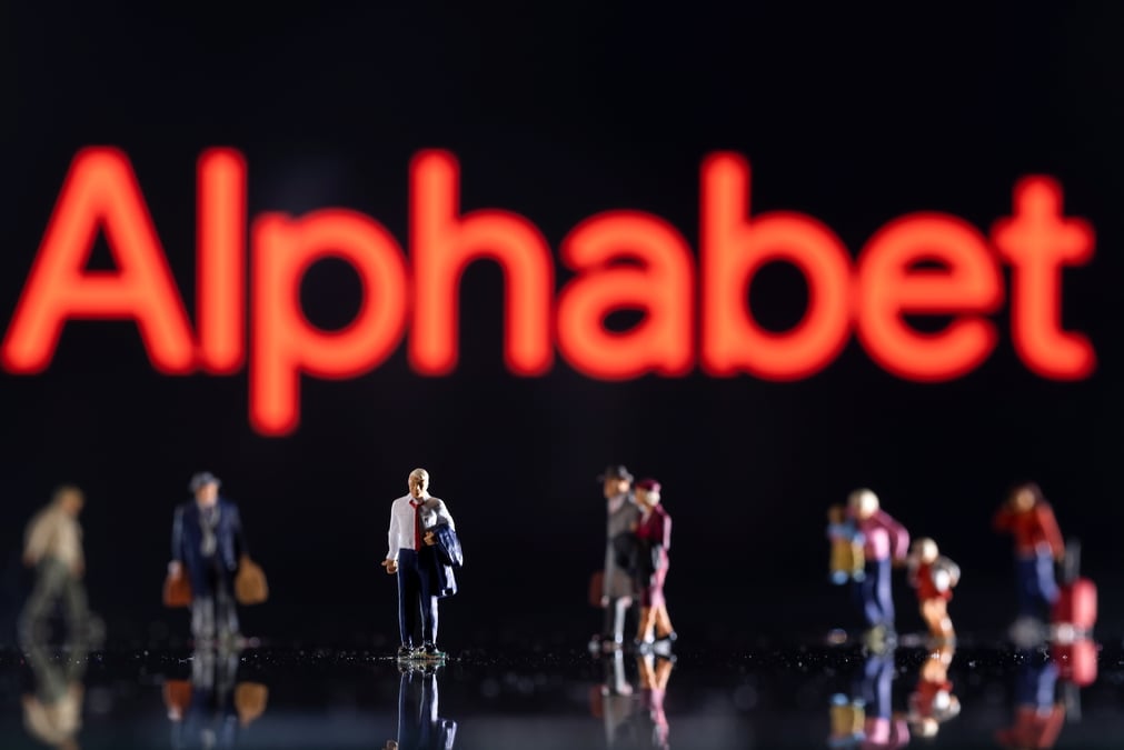 Des figurines devant le logo d'alphabet