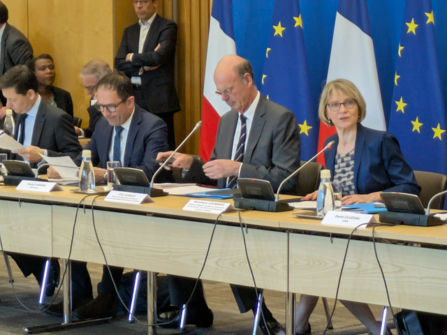 Benoît Hamon (président d'ESS France), Eric Lombard (ministre de l'Economie) et Véronique Louwagie (ministre des PME et de l'ESS) lors de la réunion des financeurs de l'Economie sociale et solidaire à Bercy.