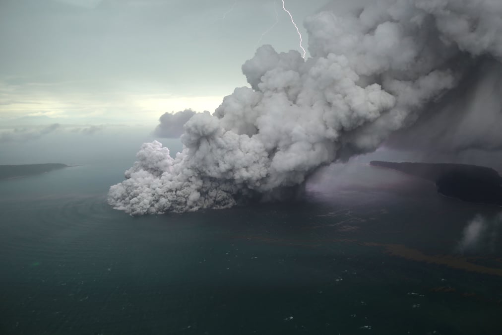 Tsunami en indonesie: trafic aerien perturbe autour de l'anak krakatau
