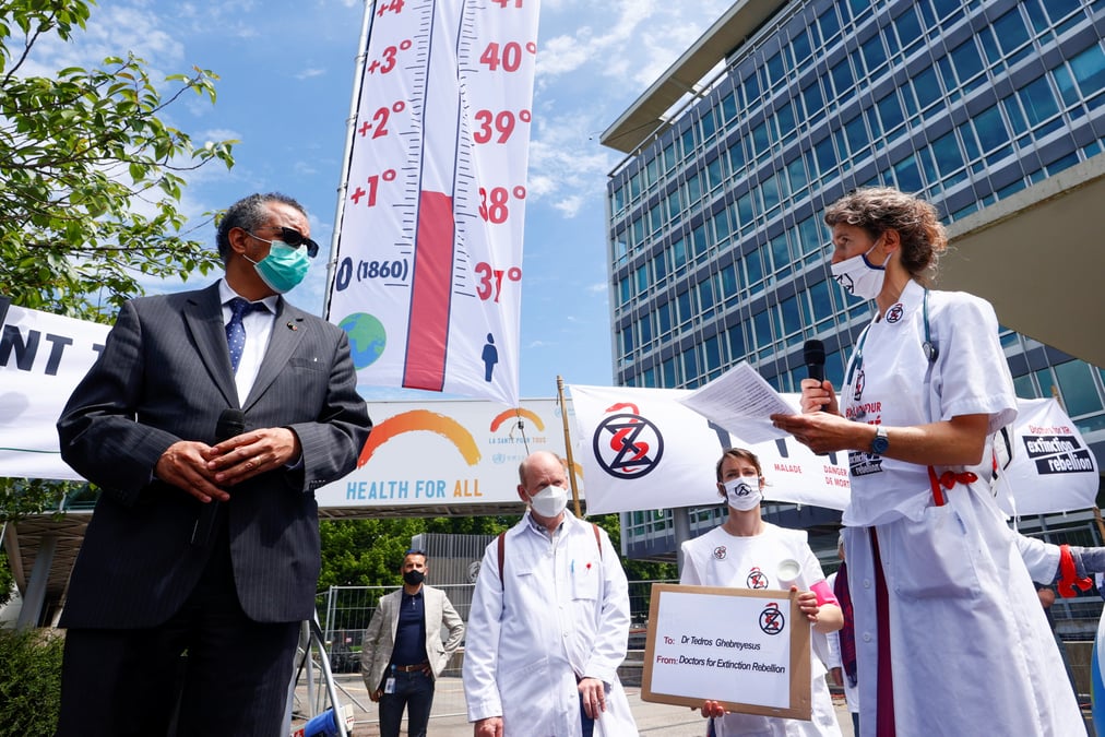 Des medecins manifestent devant l'oms pour alerter sur le climat