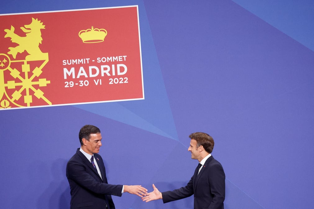 Le president du gouvernement espagnol pedro sanchez salue emmanuel macron lors d'un sommet de l'otan a madrid