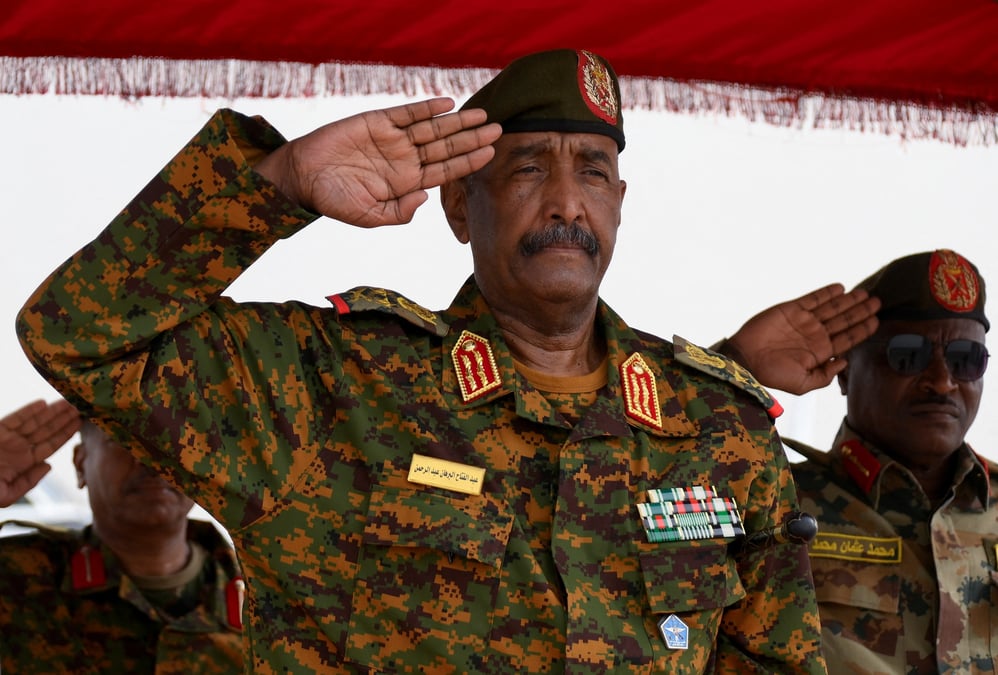 Le general soudanais abdel fattah al-burhan ecoutant l'hymne national