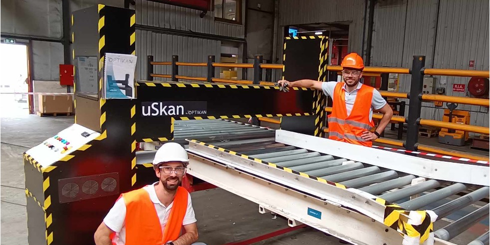 Optikan a développé un scanner qui prend la forme d'un portique installé autour d'une chaine de convoyage qui va permettre d'inspecter un produit pour y détecter d'éventuels défauts.