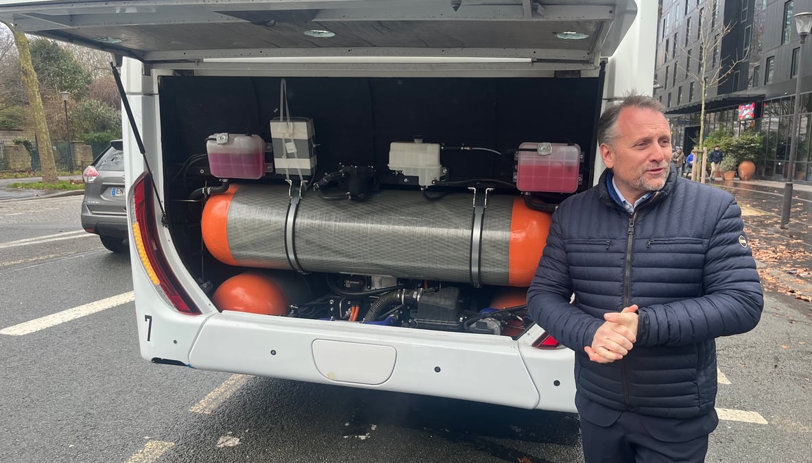 Eric Boudot, le président de GCK, devant un autocar à hydrogène, le 28 janvier 2025 à Paris.