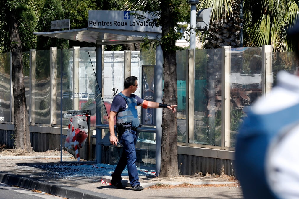Marseille: le conducteur qui a fonce dans les abribus ecroue