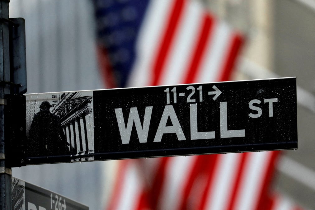 Un panneau indiquant wall street devant la bourse de new york