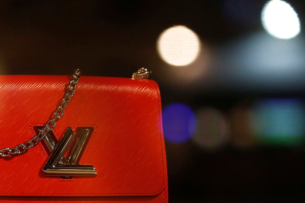 Le logo de louis vuitton sur un sac a main dans un magasin a bordeaux