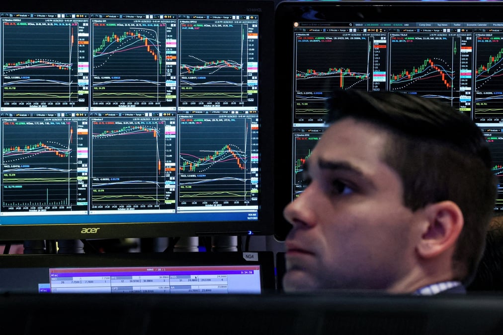 Un trader travaille a la bourse de new york (nyse)