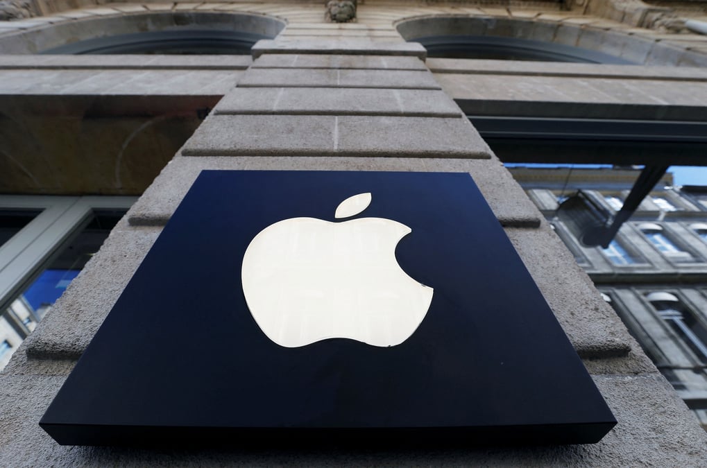 Photo d'archives : le logo de la societe apple est vu a l'exterieur d'un magasin apple a bordeaux