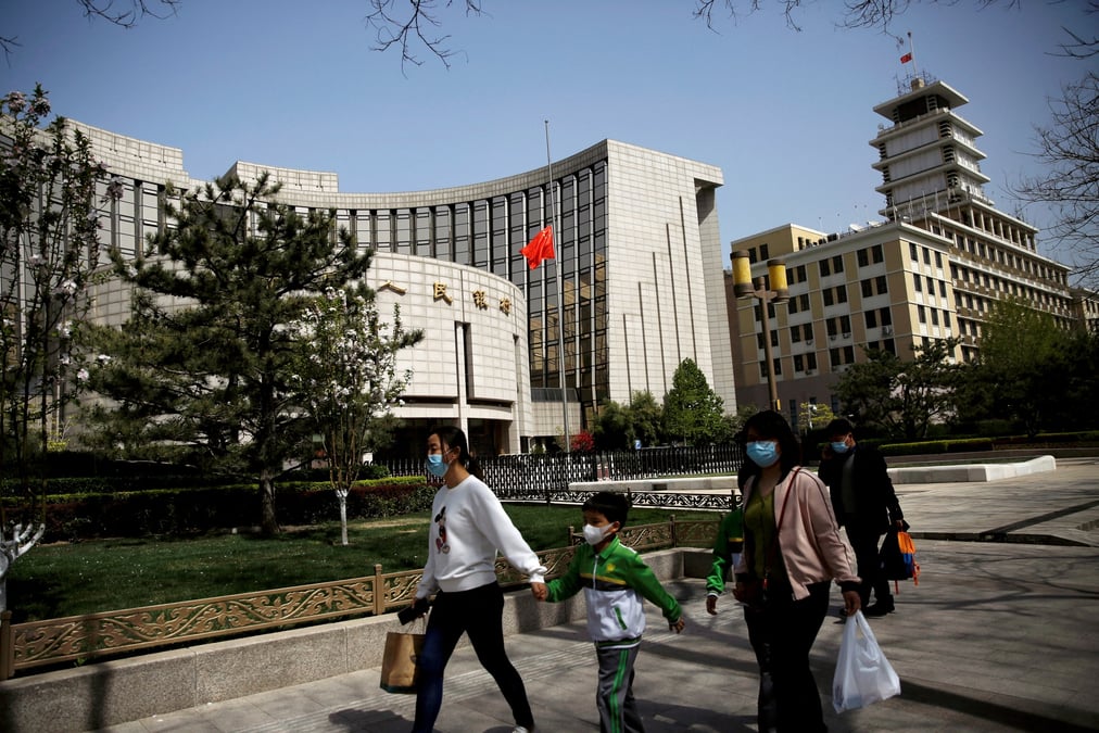 Photo d'archives de personnes passant devant le siege de la banque centrale chinoise a pekin