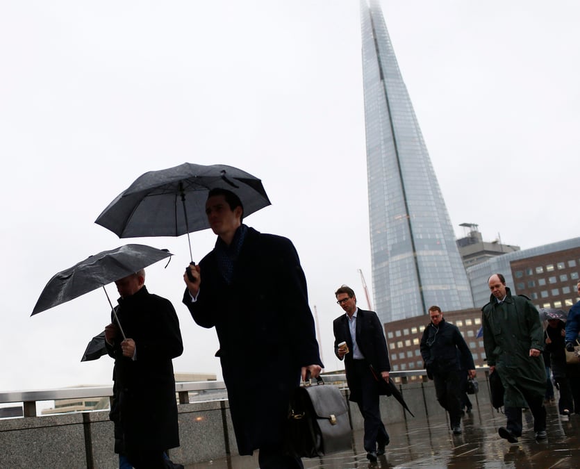 Des employes s'abritant de la pluie a londres