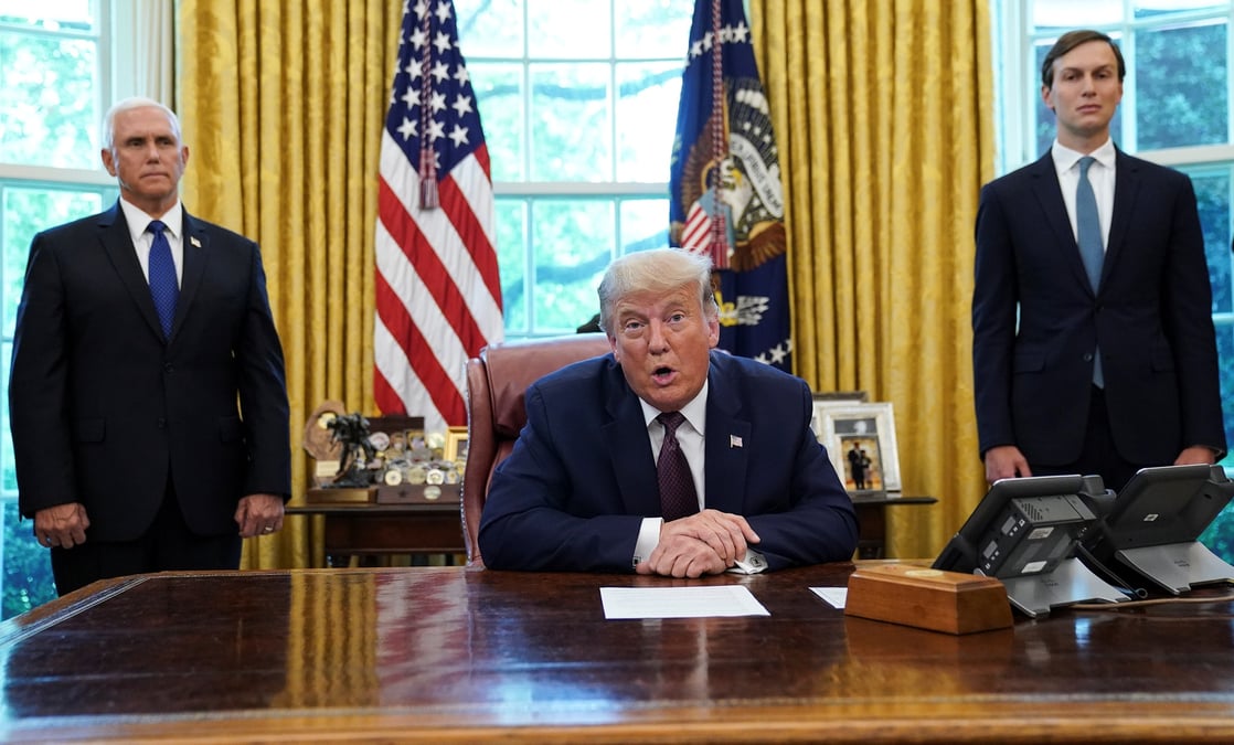Donald trump prend la parole lors d'une breve apparition dans le bureau ovale a la maison blanche