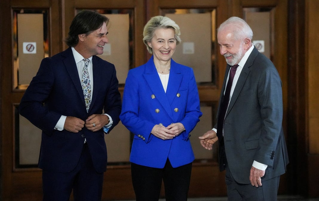 Le président de l'Uruguay, Luis Lacalle Pou, la présidente de la Commission européenne, Ursula von der Leyen et le président du Brésil, Luiz inacio Lula da Silva lors de la signature de l'accord entre l'UE et le Mercosur, le 6 décembre 2024.