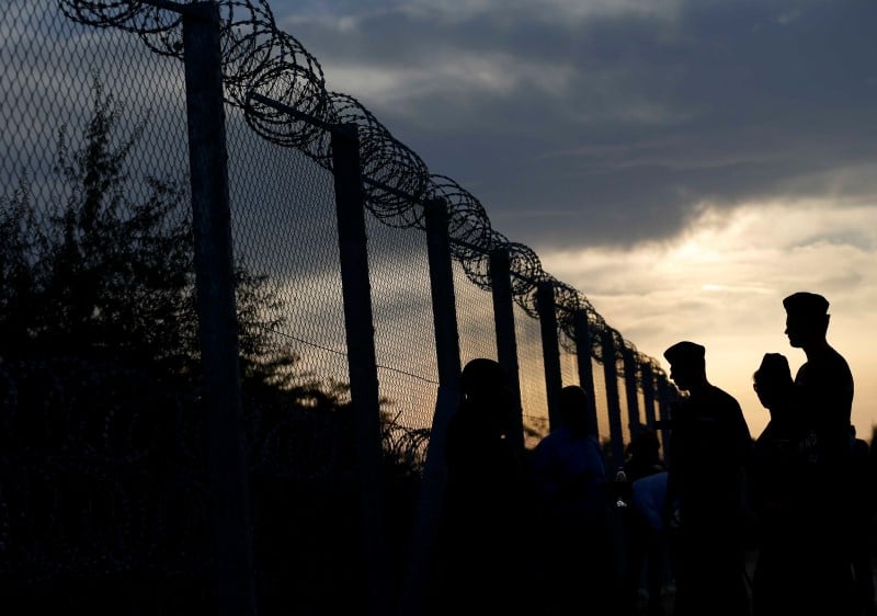 Une moitie de francais donne raison au fn face aux refugies