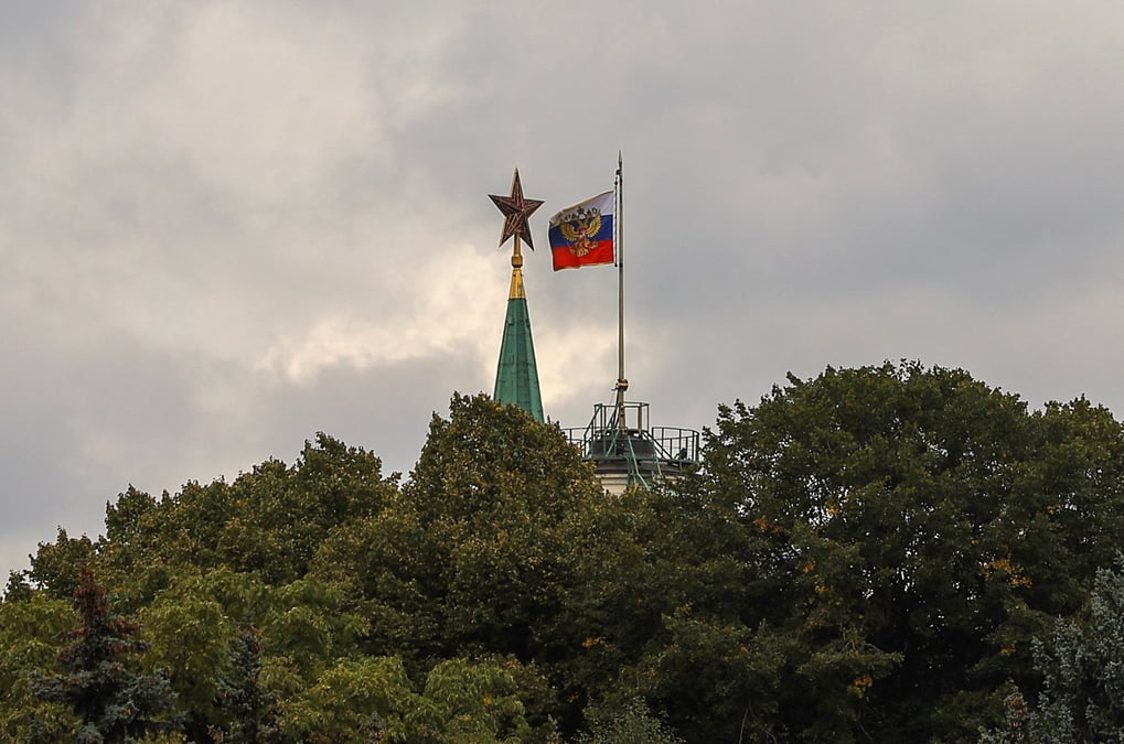 Un drapeau d'etat russe flotte dans le centre de moscou