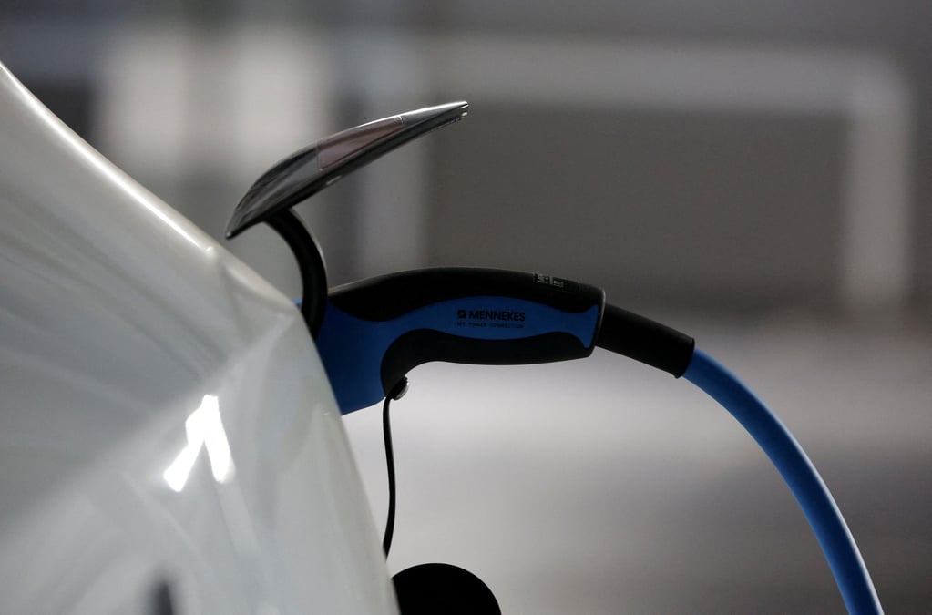 Un vehicule electrique tesla est branche sur un chargeur a teia, en espagne