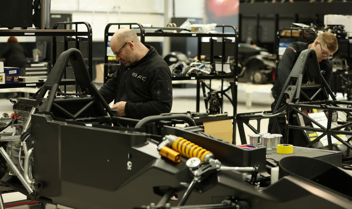 Des ouvriers assemblent des pieces du chassis des voitures bac mono dans l'usine de l'entreprise a liverpool