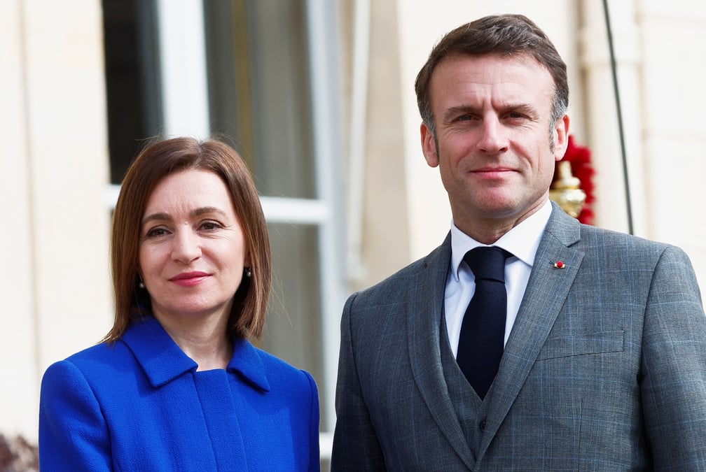 Le president francais emmanuel macron et la presidente de la moldavie maia sandu avant au palais de l'elysee a paris