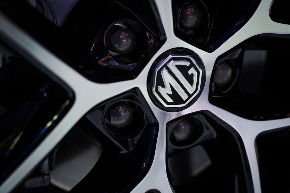 Un logo mg motor lors d'un evenement de lancement de vehicules electriques a mexico
