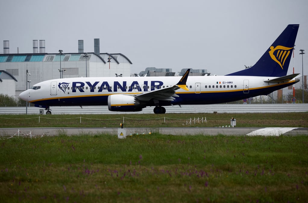 Un appareil ryanair sur le tarmac d'un aeroport