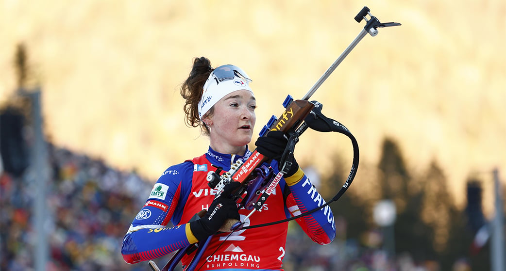 Lou Jeanmonnot à Ruhpolding en Allemagne le 19 janvier, avec sa carabine qu'elle bichonne chaque jour. Elles seront toutes deux aux Mondiaux à partir de mercredi.