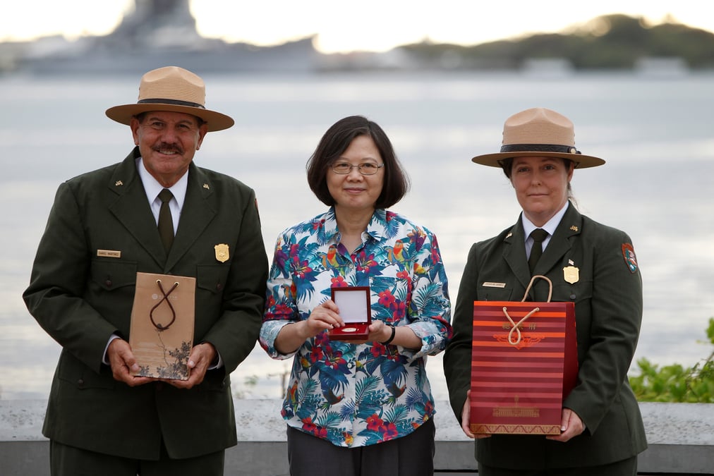 Tsai ing-wen fait fi des objections de pekin, se pose a hawai