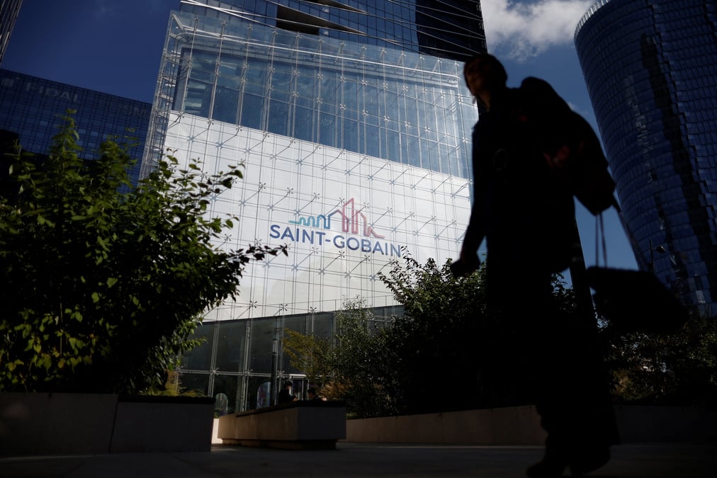 La tour saint-gobain dans le quartier d'affaires de la defense a paris