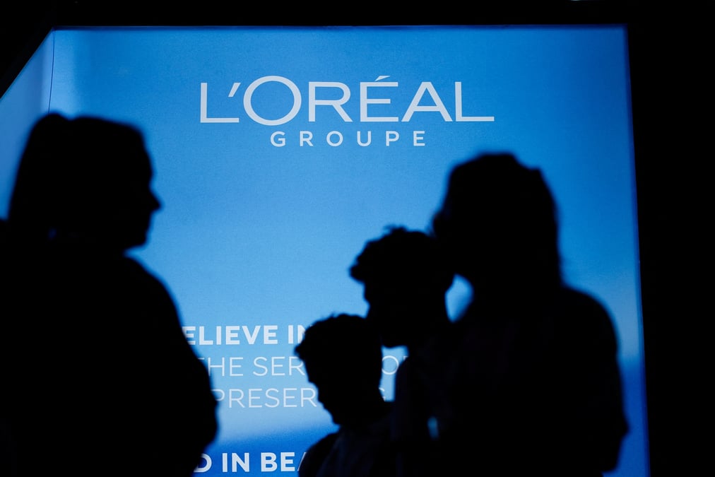 Le logo du groupe cosmetique francais l'oreal au parc des expositions de la porte de versailles a paris, france