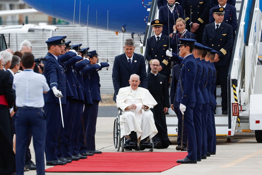 Le pape francois arrive a lisbonne pour les journees mondiales de la jeunesse 2023