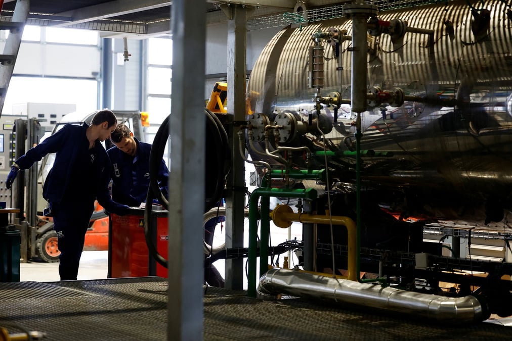 Des salaries au h2 factory, une plateforme de recherche et d'innovation au service du developpement de l'hydrogene renouvelable, a stains, en france