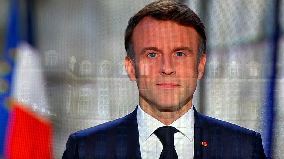 Lors de ses vœux télévisés, le 31 décembre 2024, Emmanuel Macron avait laissé transparaître son intention d'avoir recours au référendum.