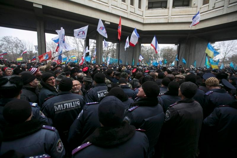 Des hommes armés au siège du gouvernement de Crimée
