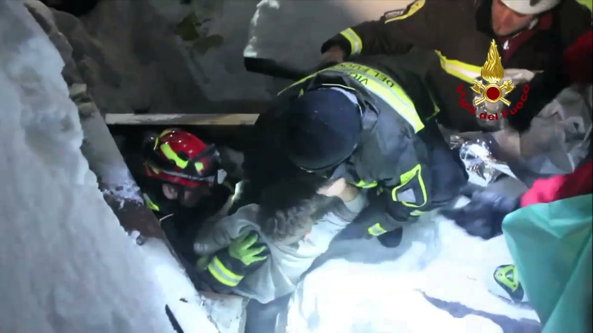 Quatre survivants extraits de l'hotel enseveli en italie
