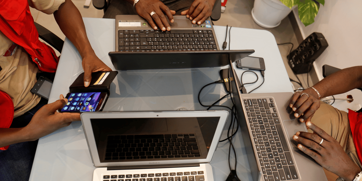 TIC PC Ordinateur laptop technologie smartphone internet jeunes startups informatique électronique général travail coworking