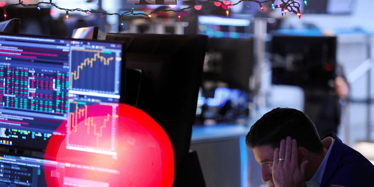Un trader travaille dans la salle des marches de la bourse de new york (nyse)