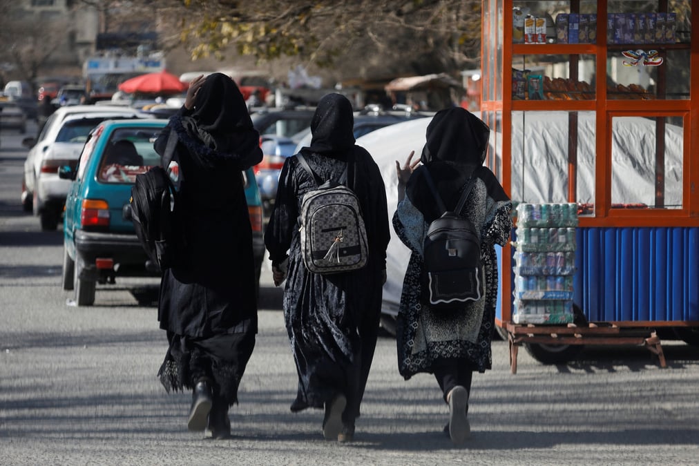 Des etudiantes afghanes marchent pres de l'universite de kaboul