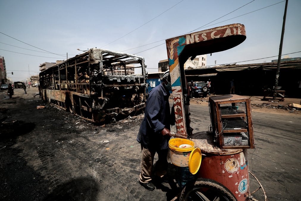 Un vendeur de rue a dakar