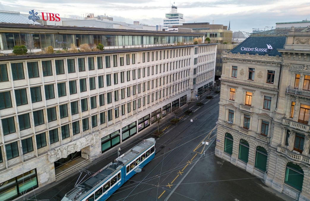 Les batiments des banques suisses ubs et credit suisse sur la paradeplatz a zurich