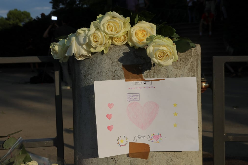Des fleurs et un message deposes au parc du paquier, pres du lac d'annecy, dans les alpes francaises, en france