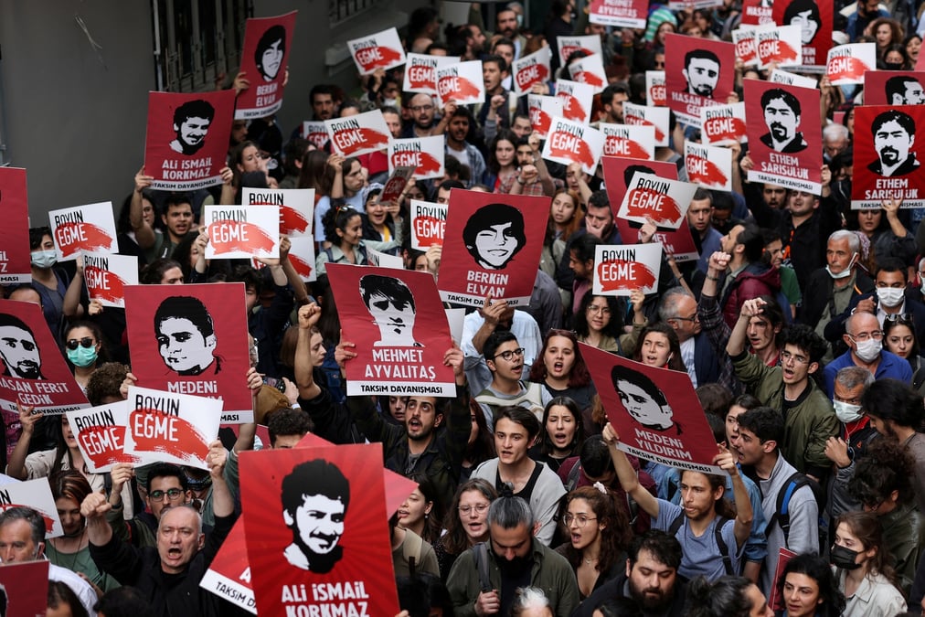 Manifestation contre la decision d'un tribunal turc qui a condamne le philanthrope kavala a la prison a vie, a istanbul