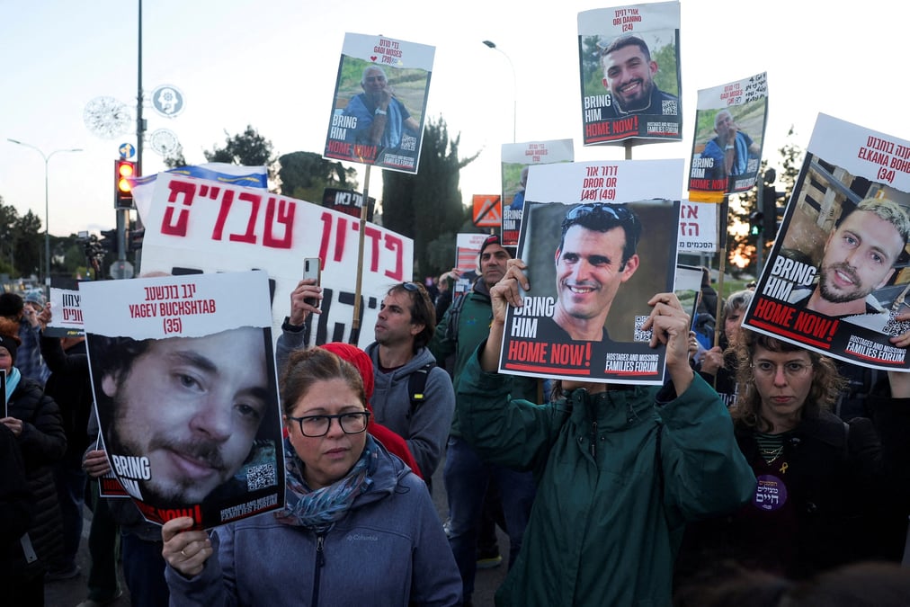Des manifestants israeliens a jerusalem, demandant la liberation des otages detenus a gaza